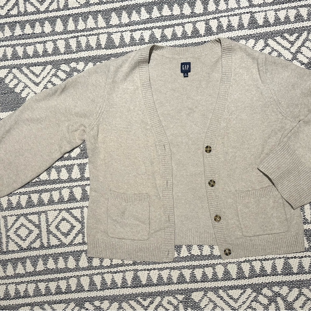 GAP Women’s Light Gray Cardigan Sweater